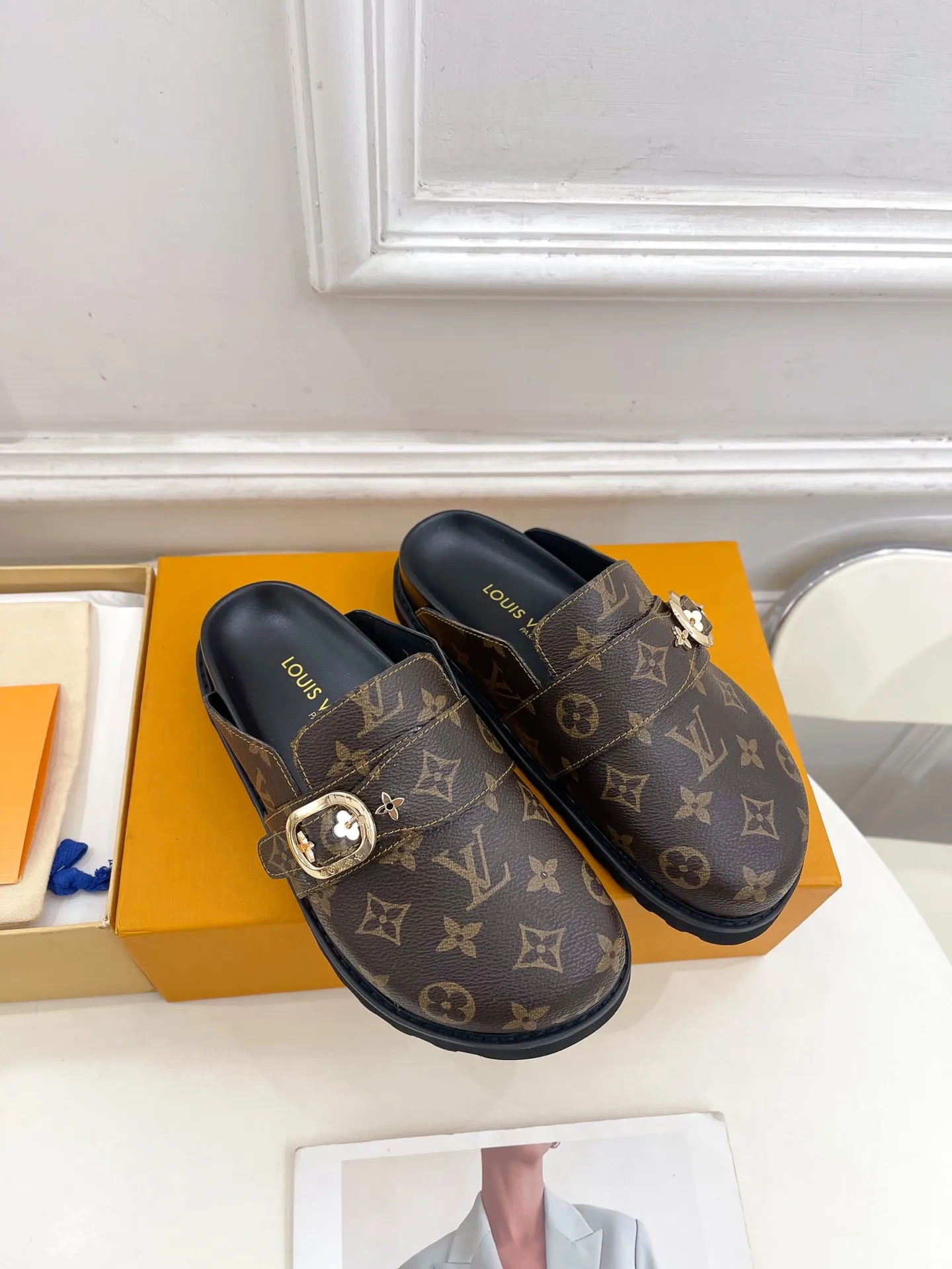 👟👟Ex-factory price 580👟👟 Men's model ➕10 LV | Louis Vuitton 25𝐬𝐬 🧡💚2025 Early spring new model Top version ⚠️ The counter features the latest LV COSY COMFORT metal buckle Bread Mule slippers hard goods new🆕 ❥BS purchasing level! Full of high-end feel! A popular model among bloggers at home and abroad, it’s retro and fashionable and looks amazing on your feet! Mainly recommended models on the official website★ ━━━━━ ЅᏇєєt ━━━━━ ▪️Upper: original specific cowhide/old leather ▪️lining: imported cowhide lining ▪️outsole: original molded outsole ▪️shoe size: women's size 35-39 (customized at 40.41) Men's size 40-44 (45.46 customized)